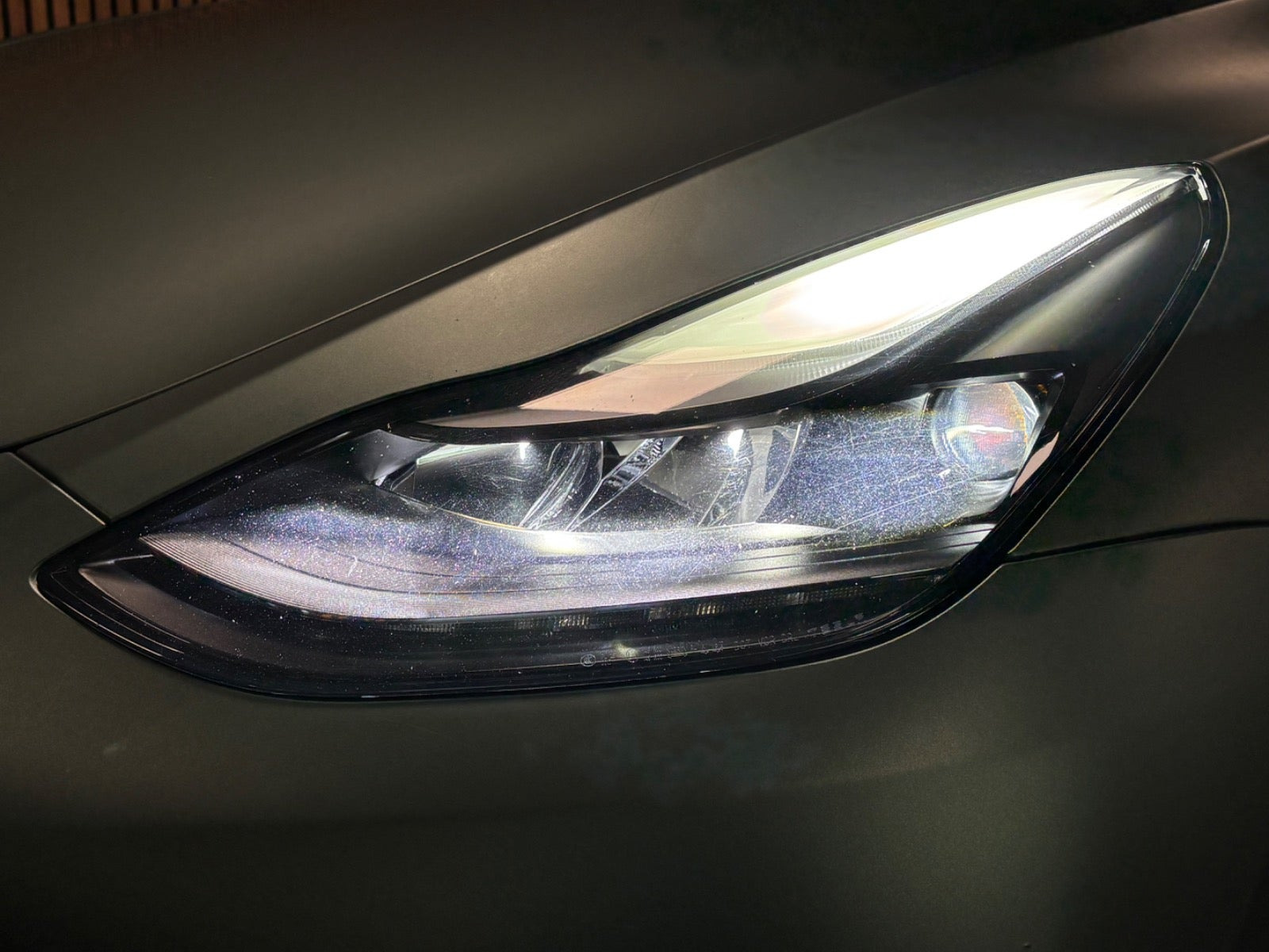 Grøn Tesla Model Y fra 2023