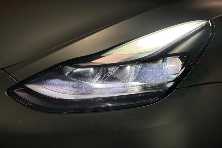 Grøn Tesla Model Y fra 2023