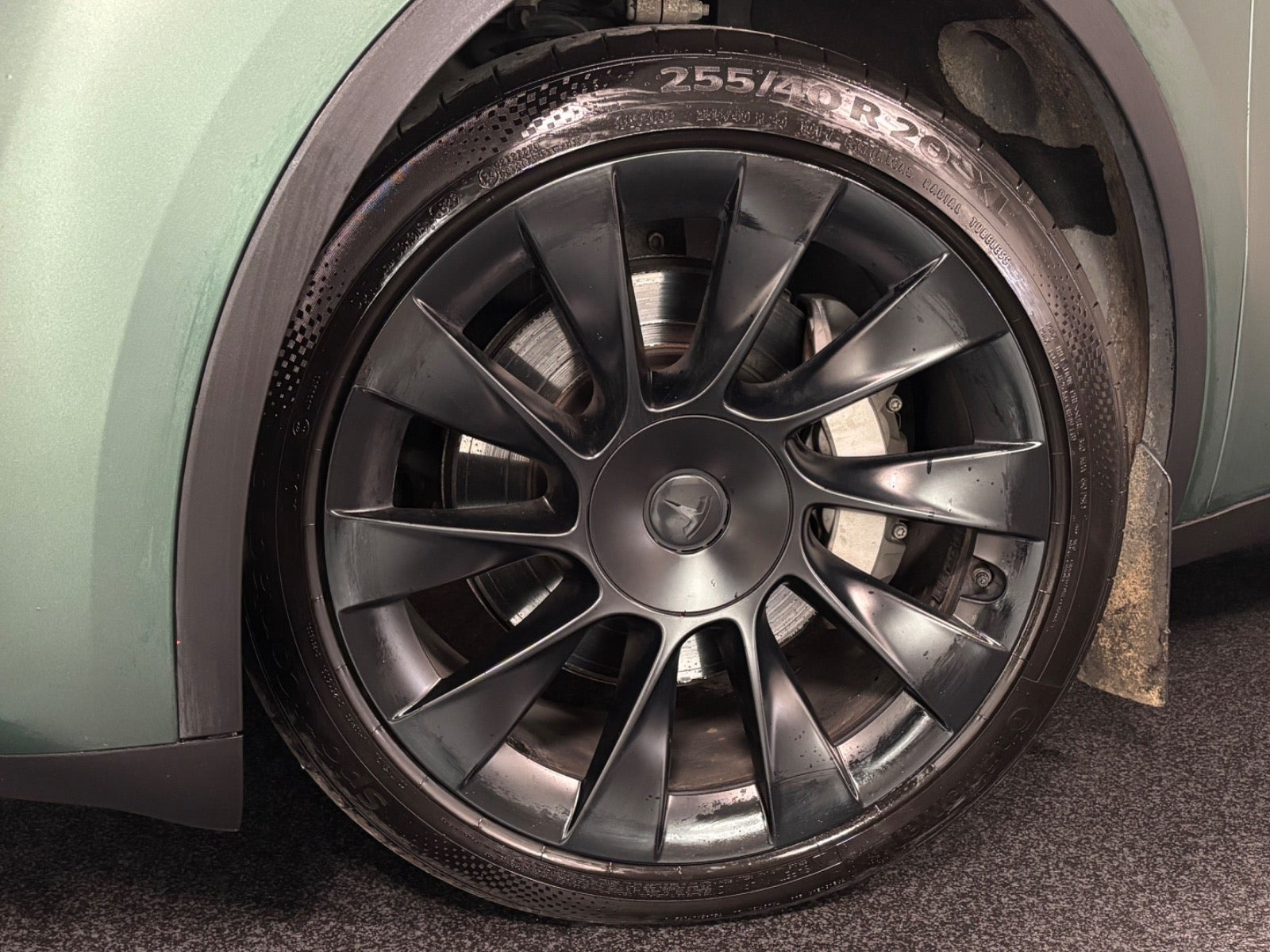 Grøn Tesla Model Y fra 2023