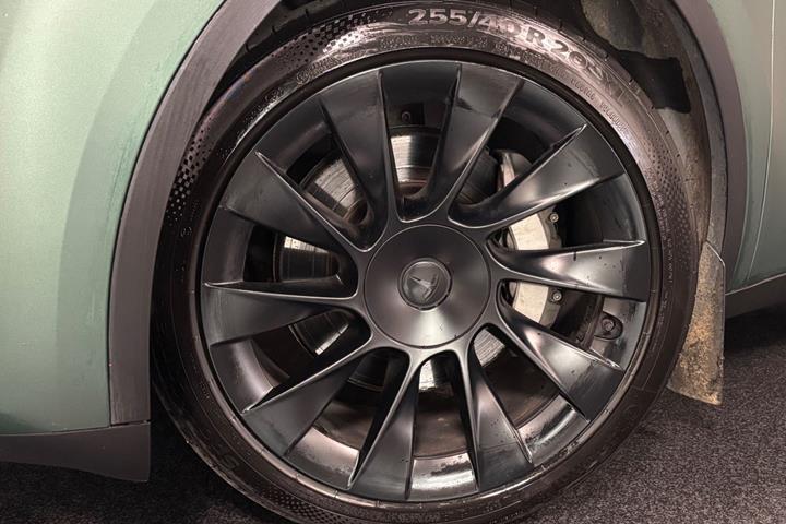 Grøn Tesla Model Y fra 2023