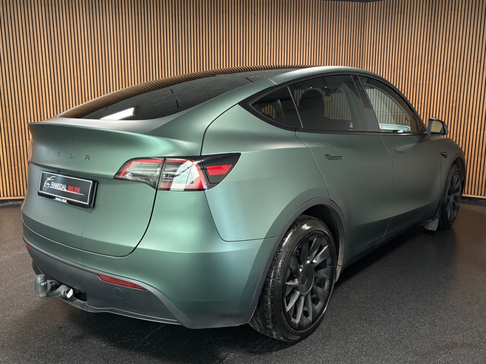Grøn Tesla Model Y fra 2023