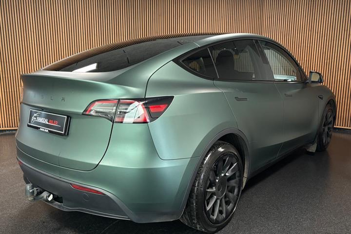 Grøn Tesla Model Y fra 2023