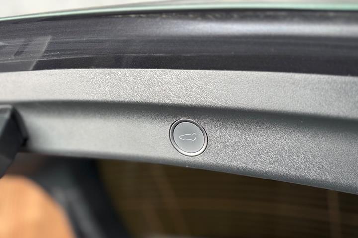 Grøn Tesla Model Y fra 2023