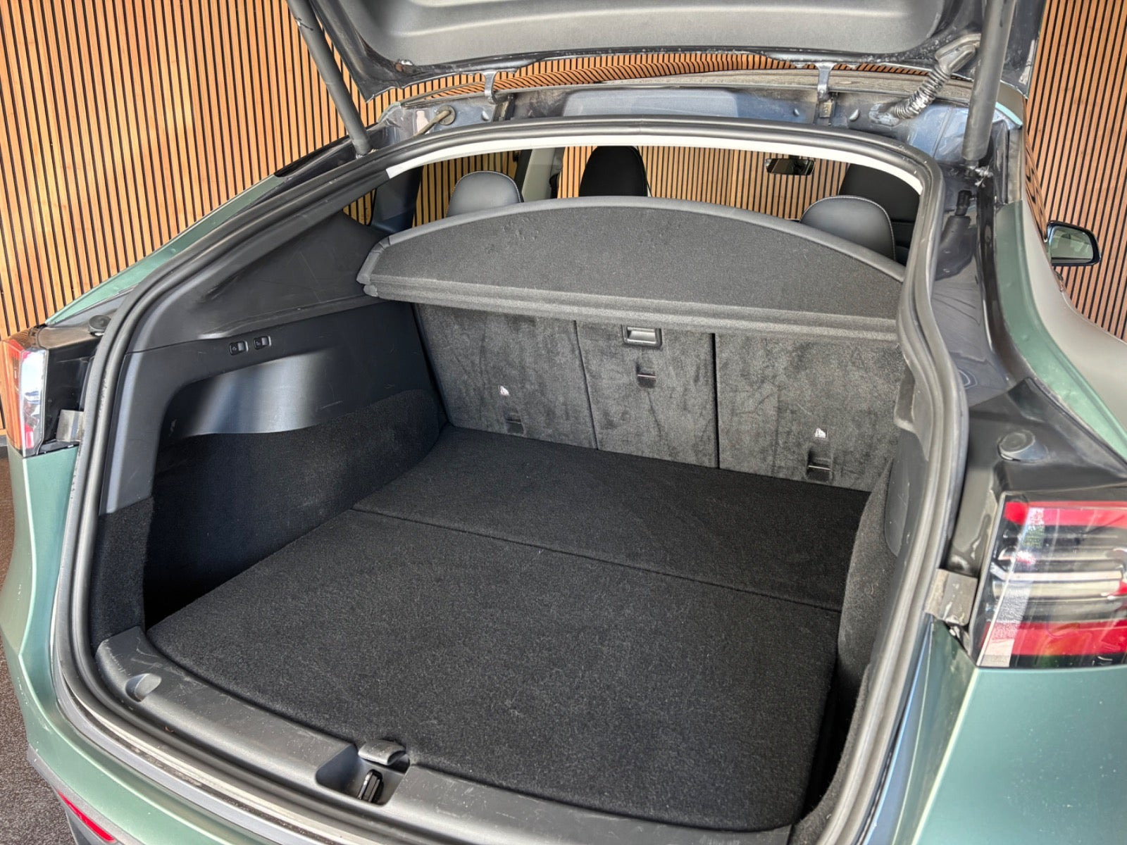 Grøn Tesla Model Y fra 2023