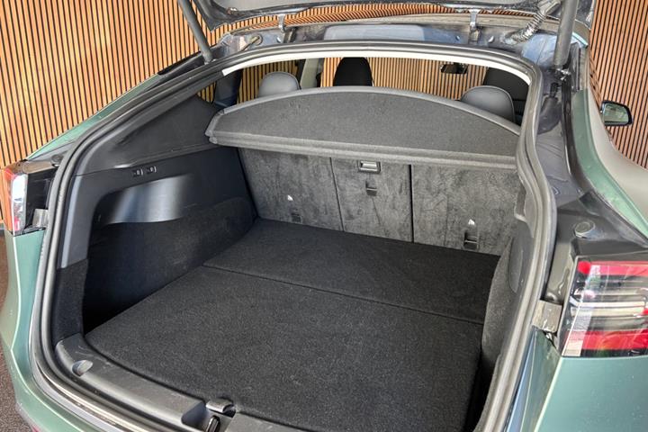 Grøn Tesla Model Y fra 2023