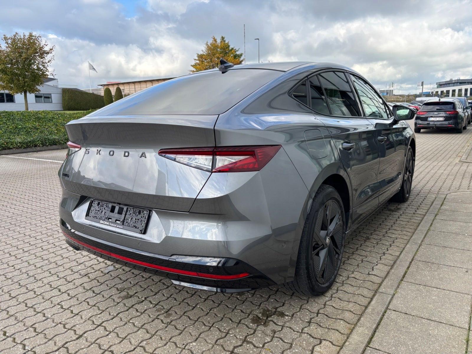 Grå Skoda Enyaq fra 2025