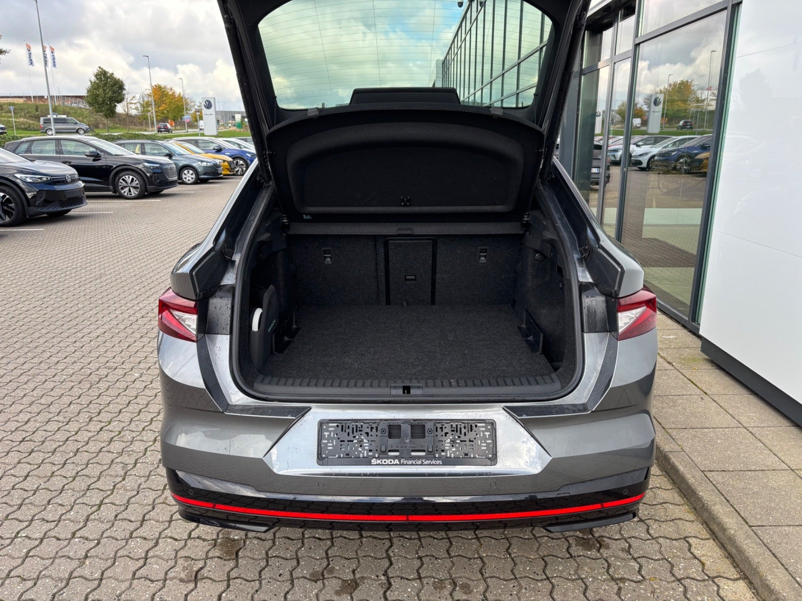 Grå Skoda Enyaq fra 2025