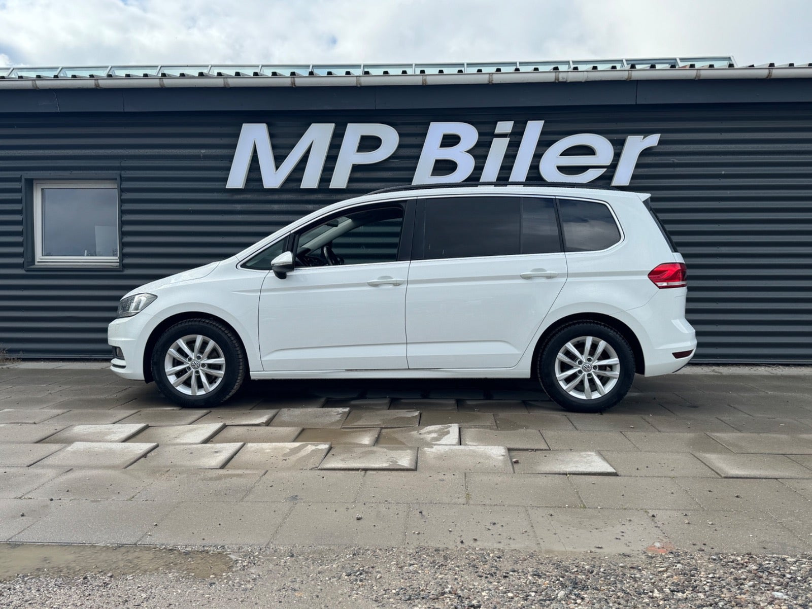 Hvid VW Touran fra 2019