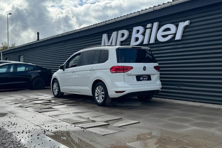 Hvid VW Touran fra 2019