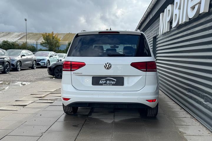 Hvid VW Touran fra 2019