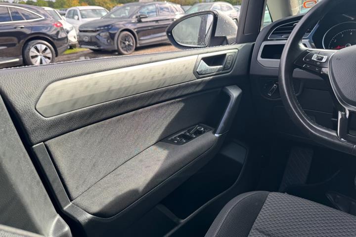 Hvid VW Touran fra 2019