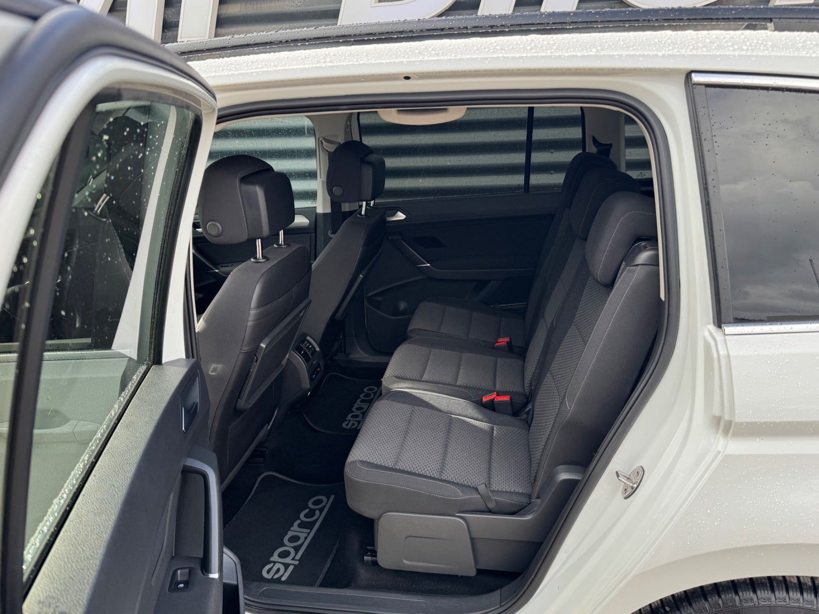 Hvid VW Touran fra 2019