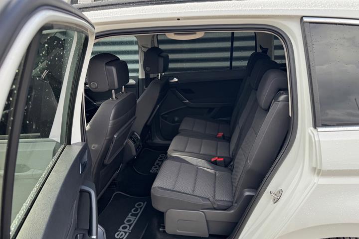 Hvid VW Touran fra 2019
