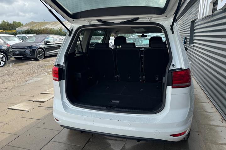 Hvid VW Touran fra 2019