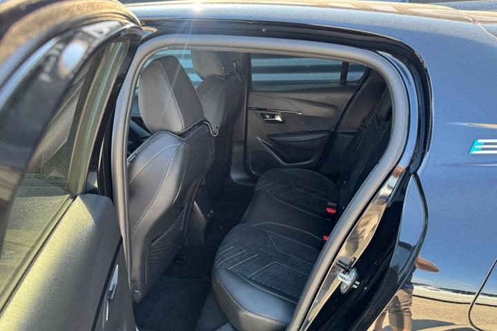 Sort Peugeot e-208 fra 2024