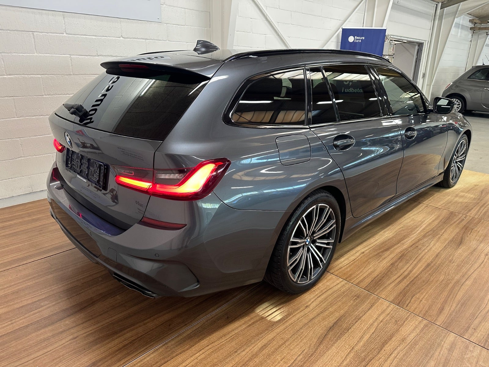 Grå BMW 320d fra 2021