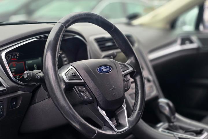 Hvid Ford Mondeo fra 2018