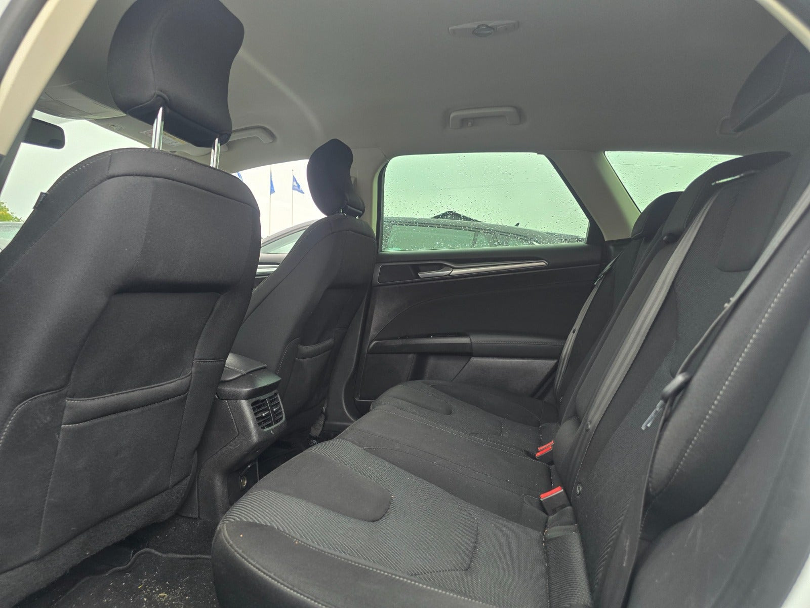 Hvid Ford Mondeo fra 2018