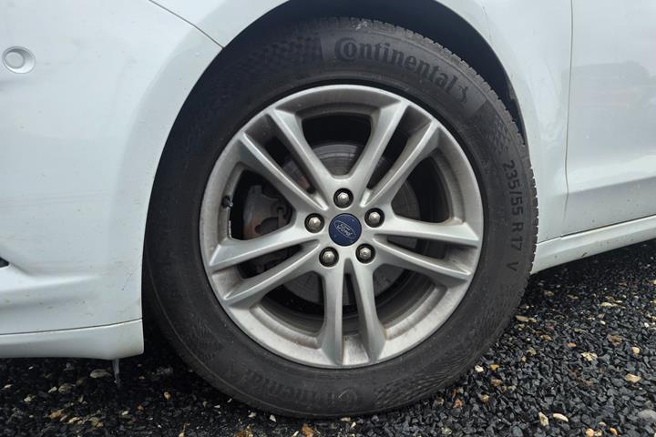 Hvid Ford Mondeo fra 2018