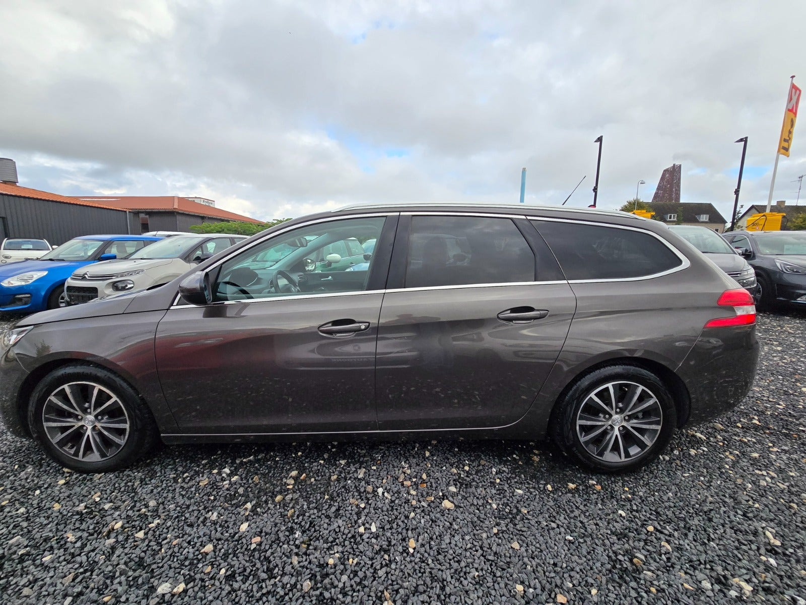 Brun Peugeot 308 fra 2015
