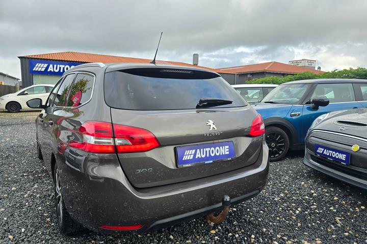 Brun Peugeot 308 fra 2015