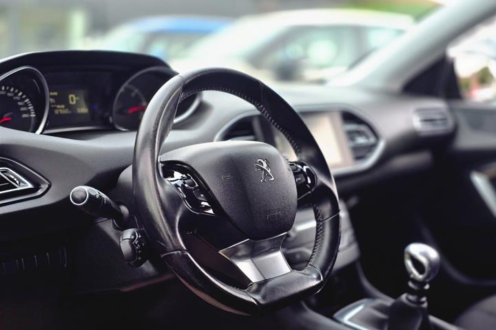 Brun Peugeot 308 fra 2015