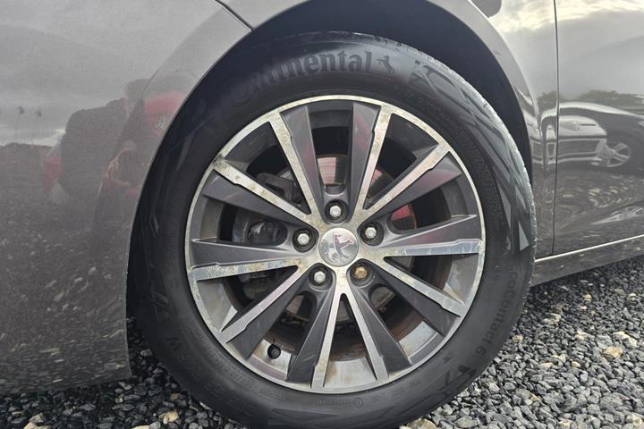 Brun Peugeot 308 fra 2015