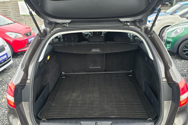 Brun Peugeot 308 fra 2015