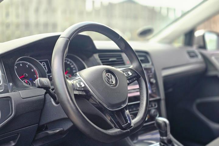 Sølv VW Golf VII fra 2018