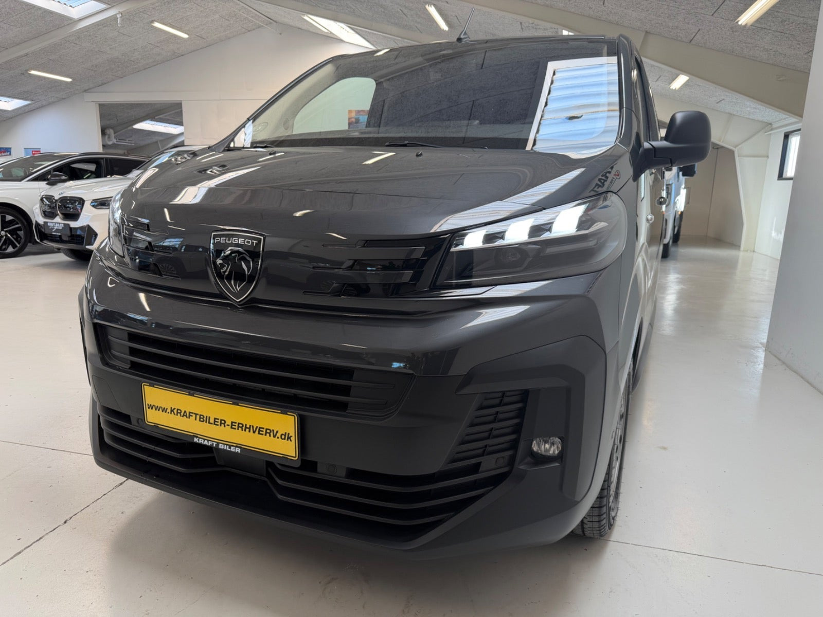 Grå Peugeot Expert fra 2025