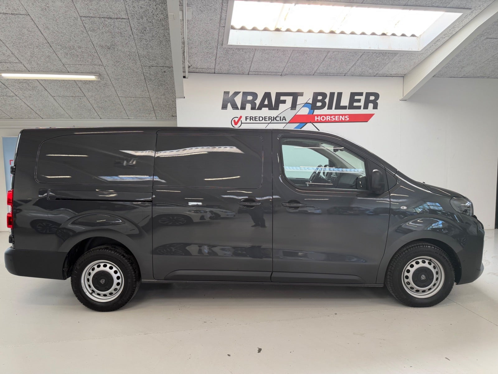 Grå Peugeot Expert fra 2025