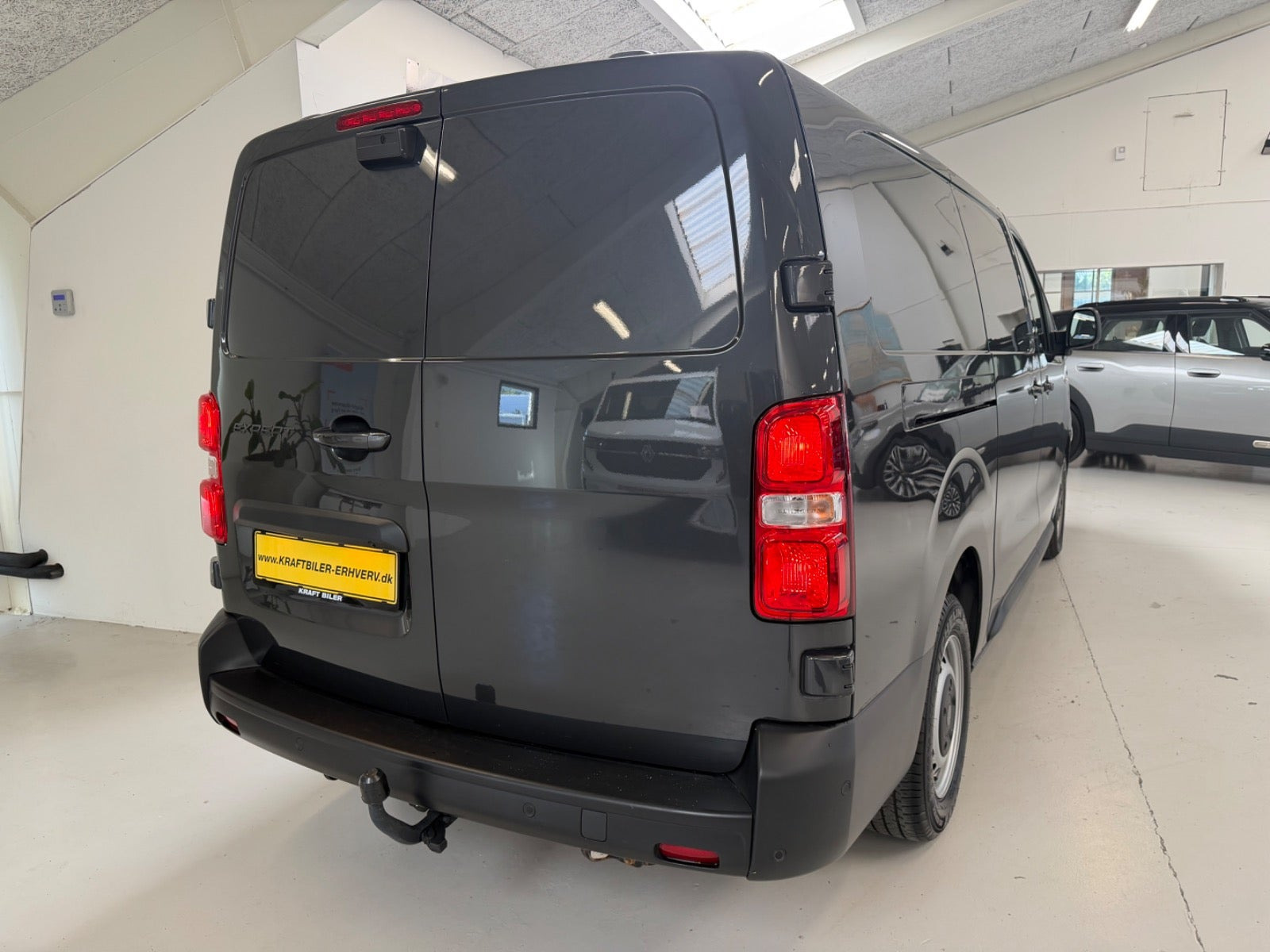 Grå Peugeot Expert fra 2025