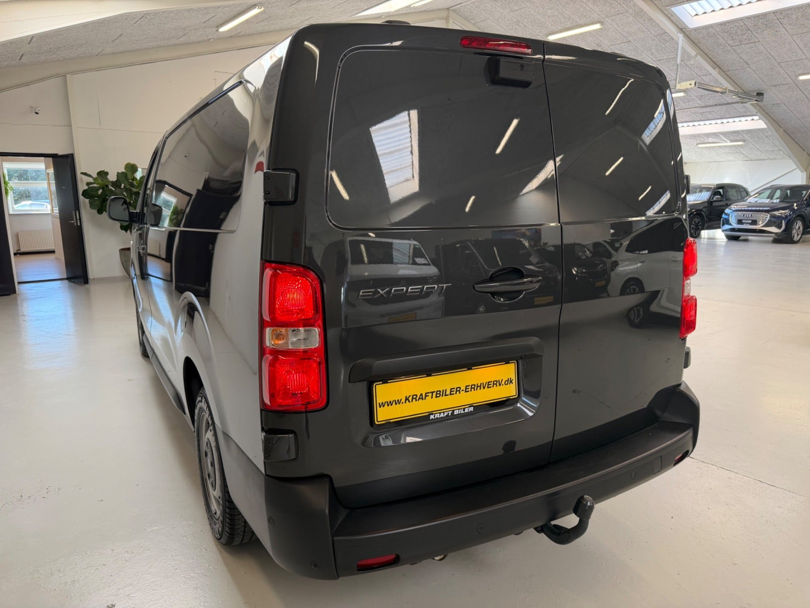 Grå Peugeot Expert fra 2025