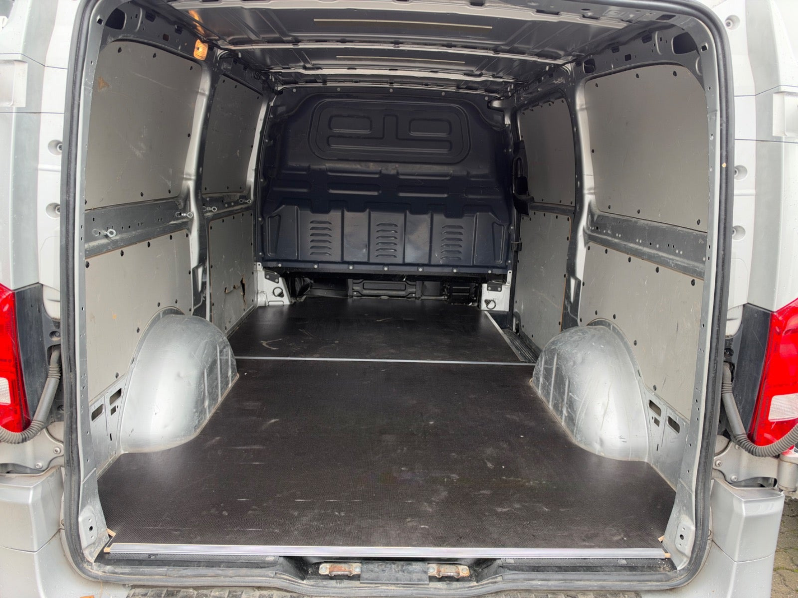 Sølv Mercedes Vito 119 fra 2020
