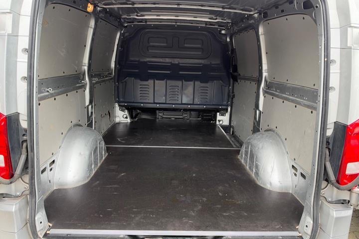 Sølv Mercedes Vito 119 fra 2020