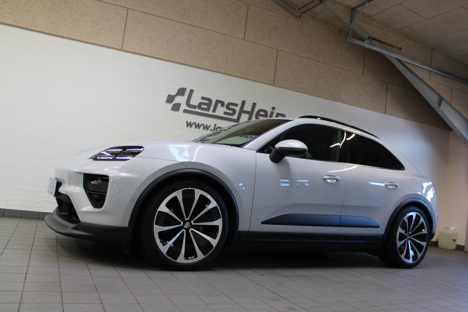 Grå Porsche Macan 4 fra 2025