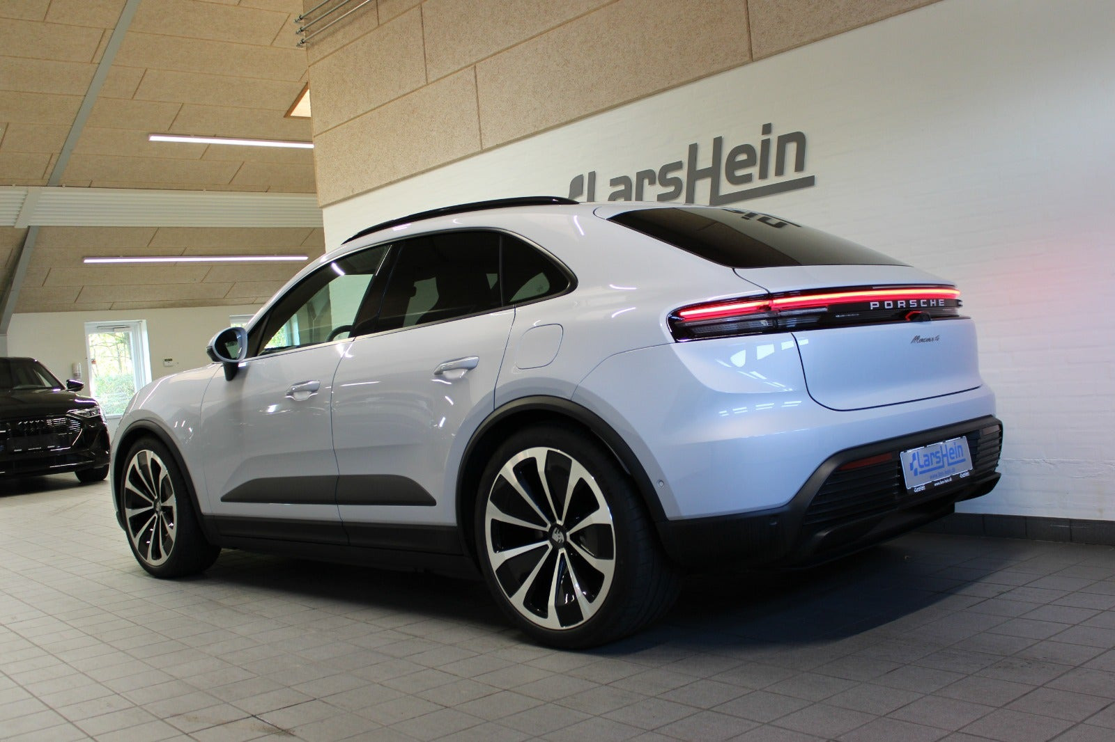 Grå Porsche Macan 4 fra 2025