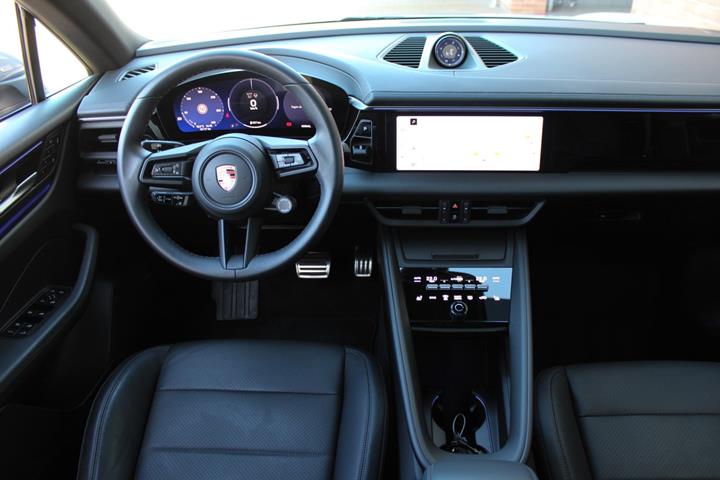 Grå Porsche Macan 4 fra 2025