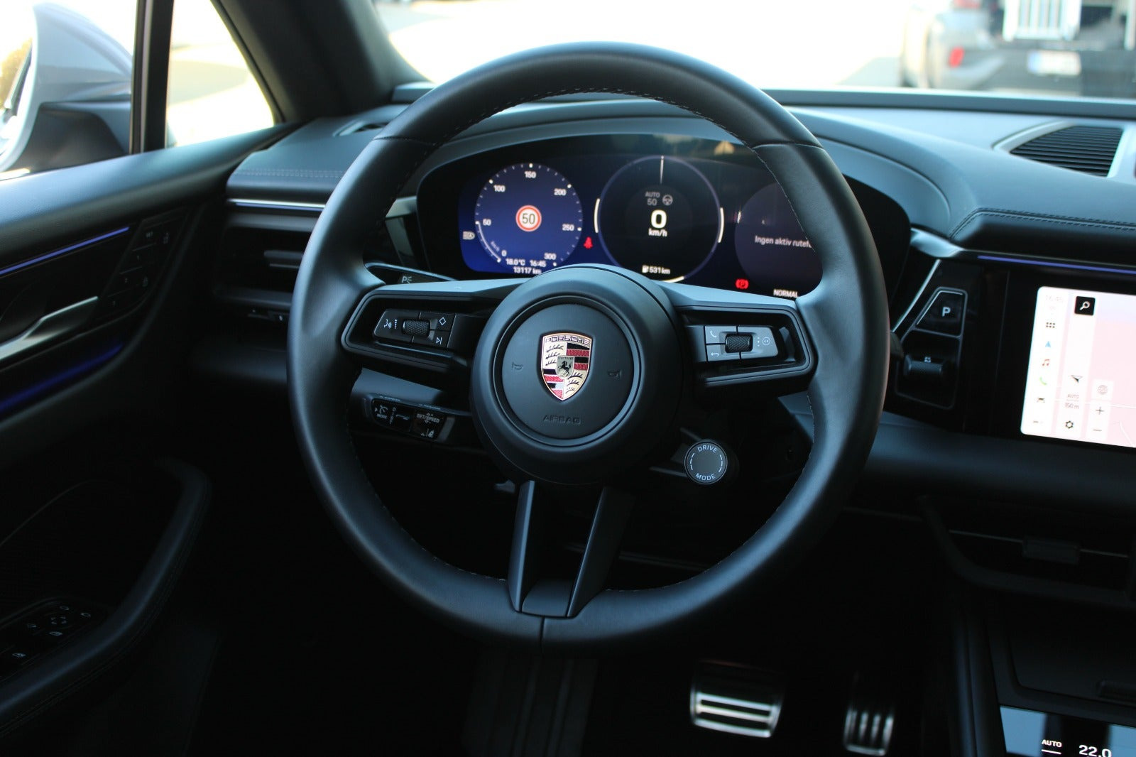 Grå Porsche Macan 4 fra 2025