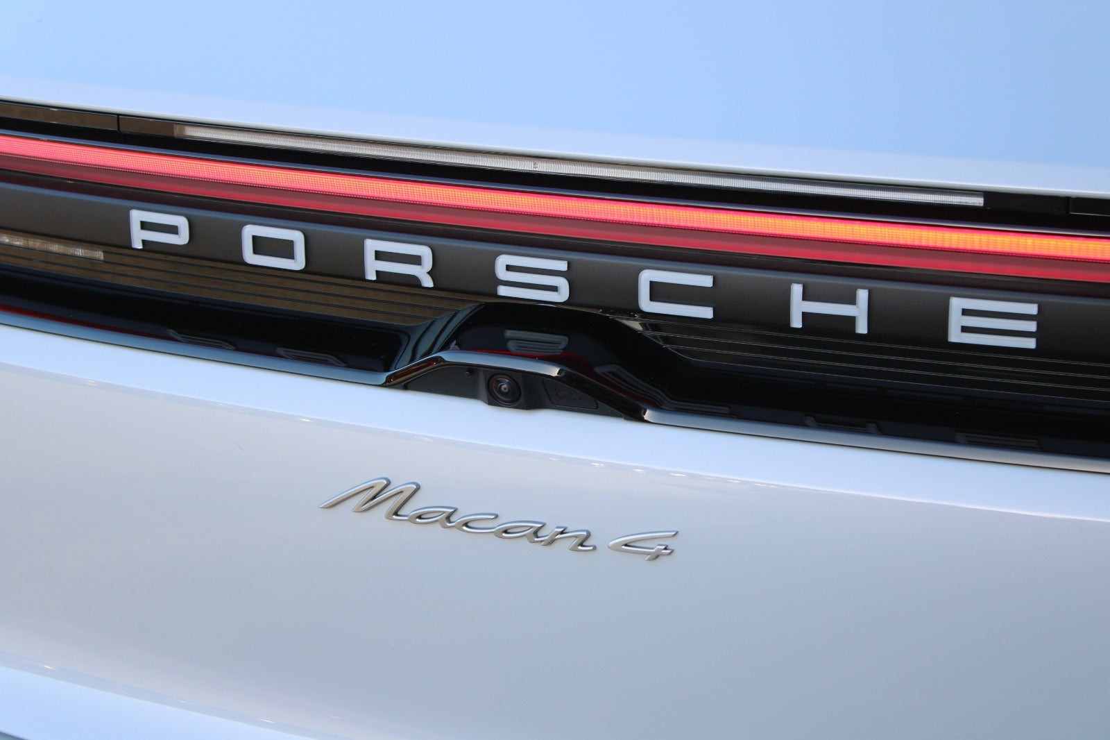 Grå Porsche Macan 4 fra 2025
