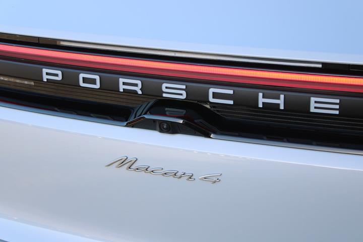 Grå Porsche Macan 4 fra 2025