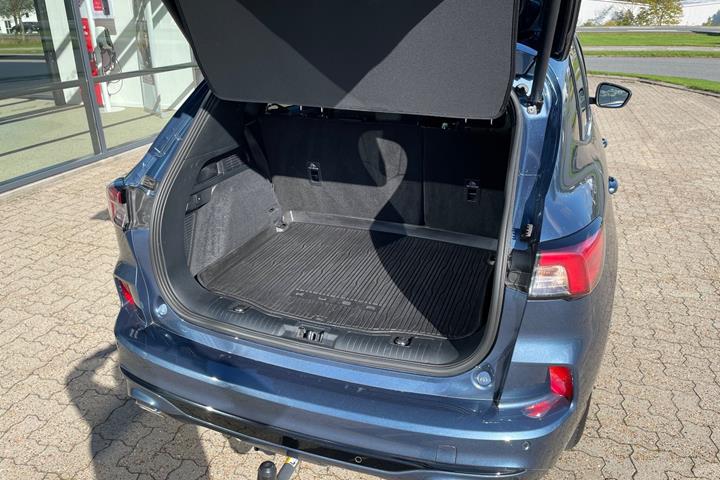 Blå Ford Kuga fra 2023