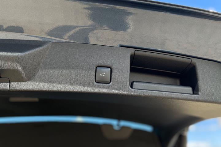 Blå Ford Kuga fra 2023