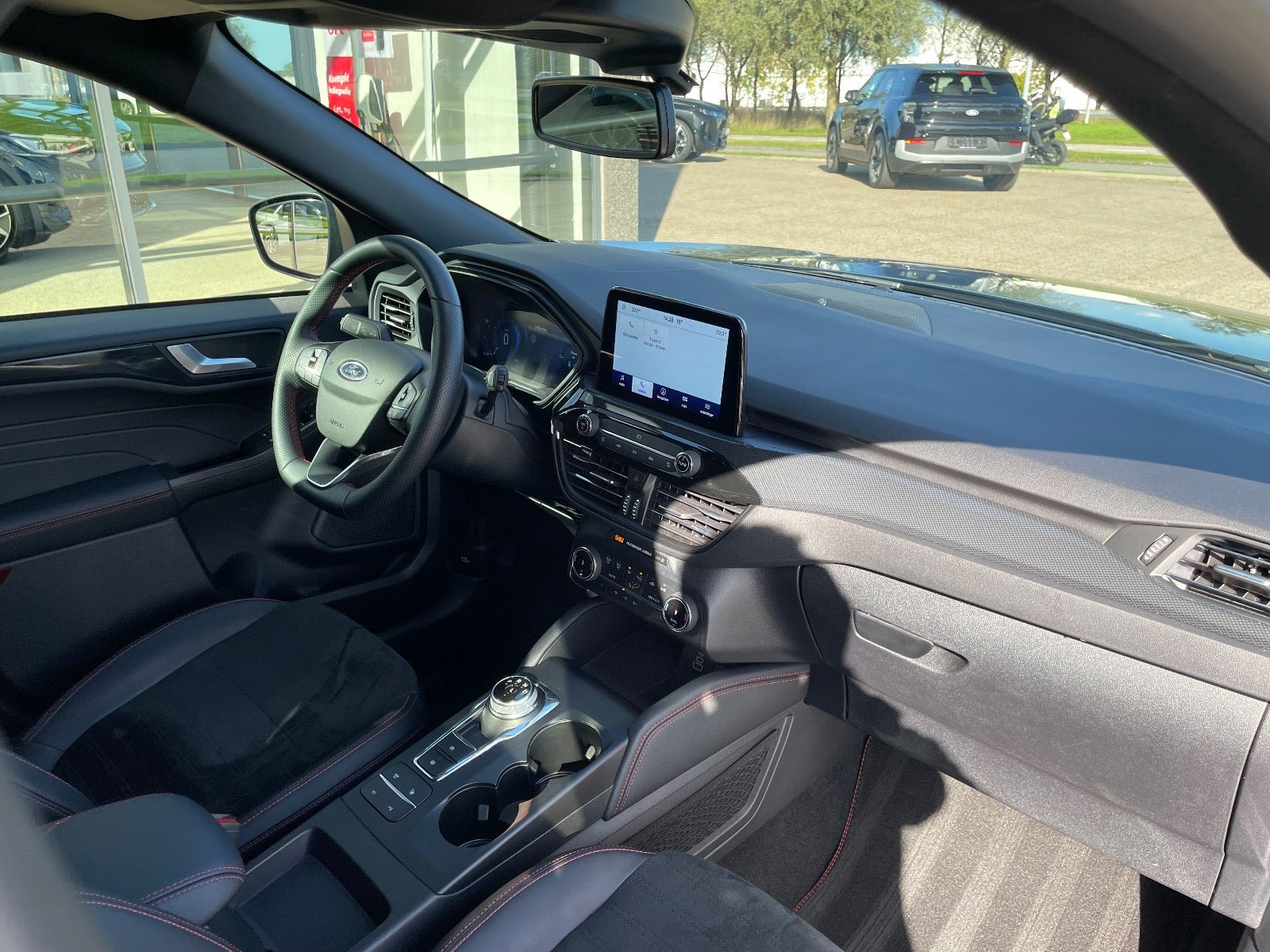 Blå Ford Kuga fra 2023