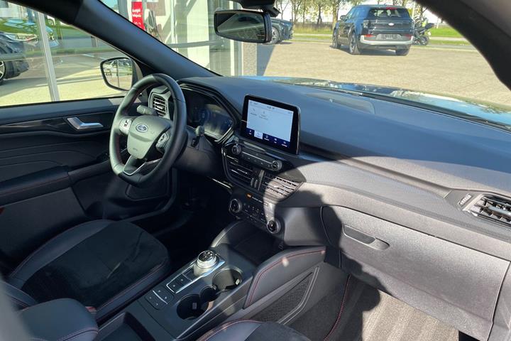 Blå Ford Kuga fra 2023