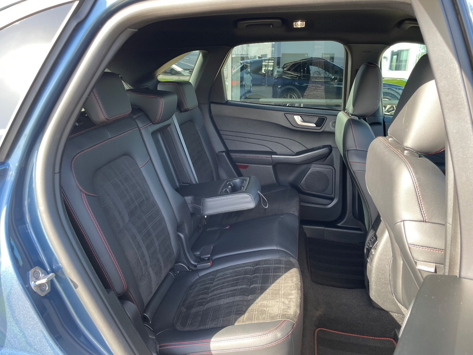 Blå Ford Kuga fra 2023