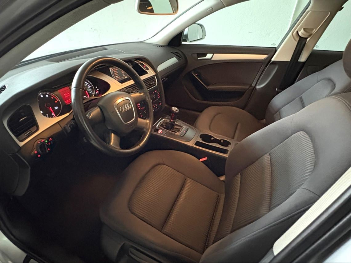 Sølv Audi A4 fra 2008