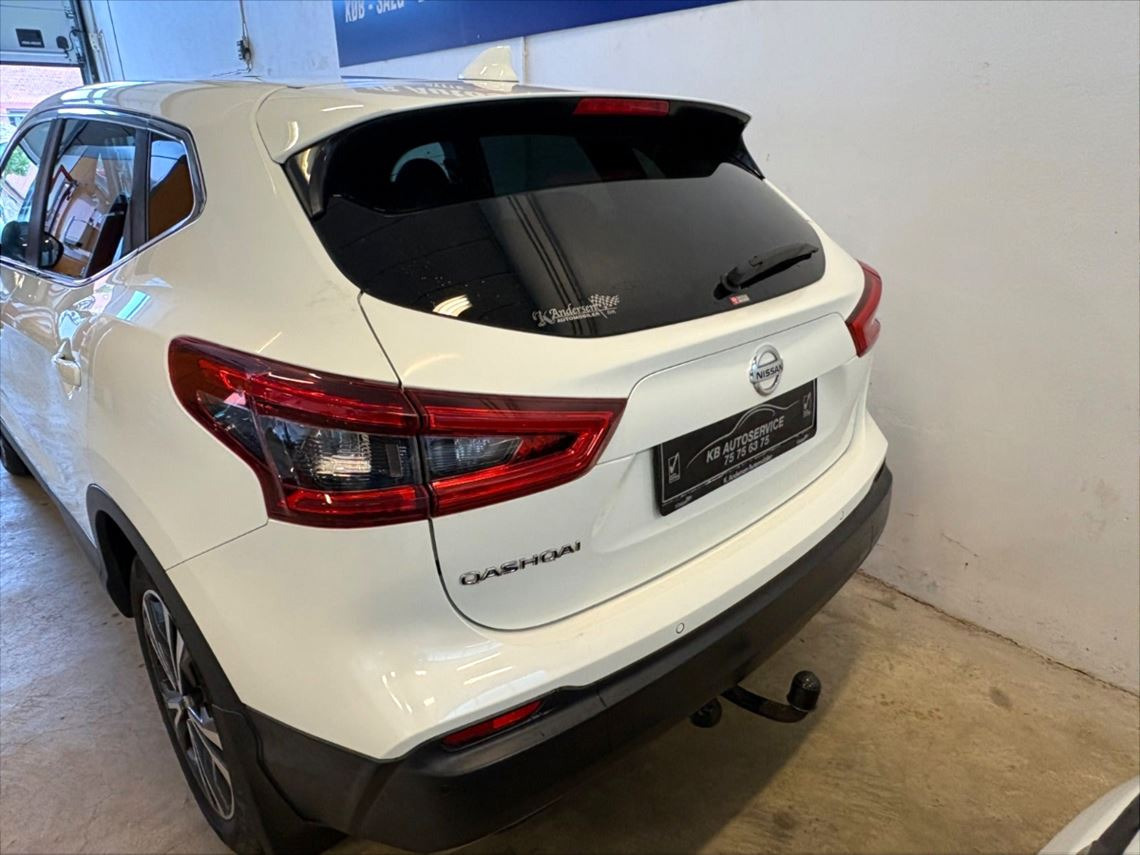 Hvid Nissan Qashqai fra 2017