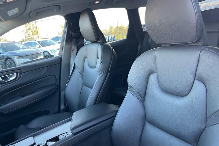 Sølv Volvo XC60 fra 2024