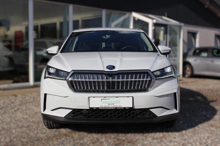 Hvid Skoda Enyaq fra 2023